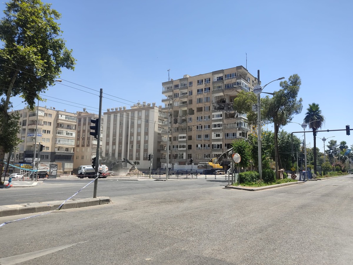 Urfa’da hasar gören binalar kontrollü şekilde yıkılıyor;