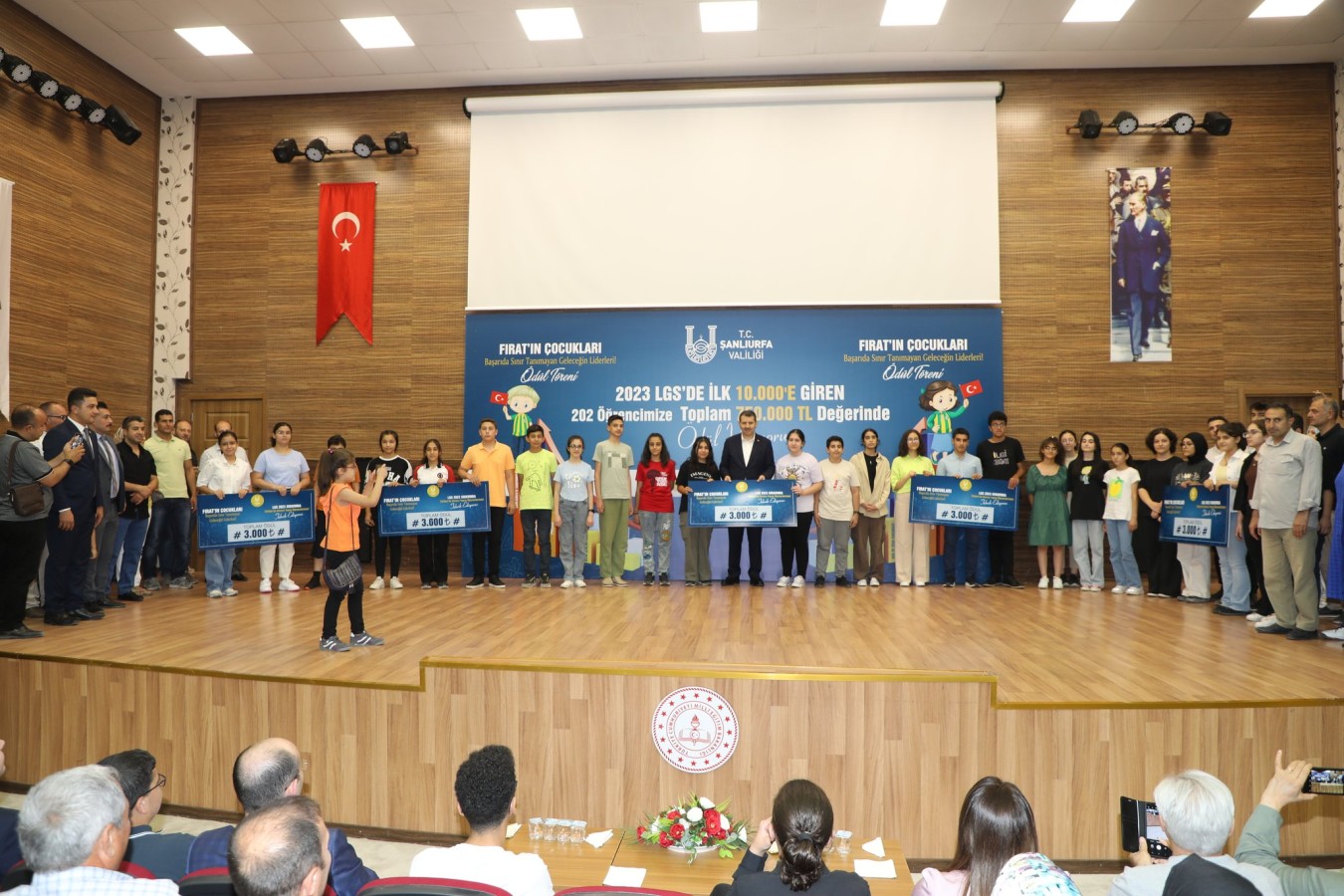 Vali Ayhan’dan LGS’de tam puan alan öğrencilere ödül;