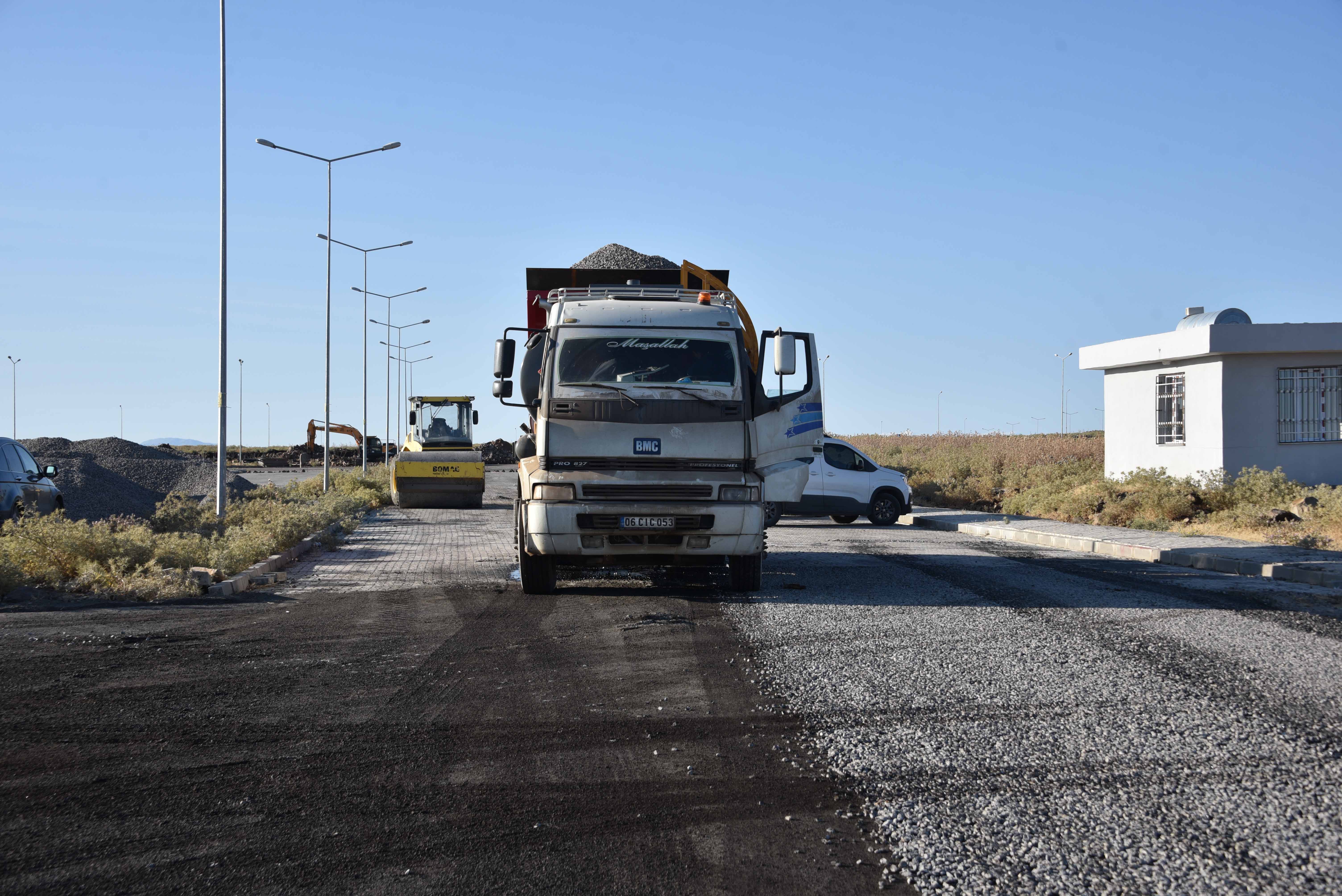Siverek OSB’de yol çalışmaları devam ediyor;