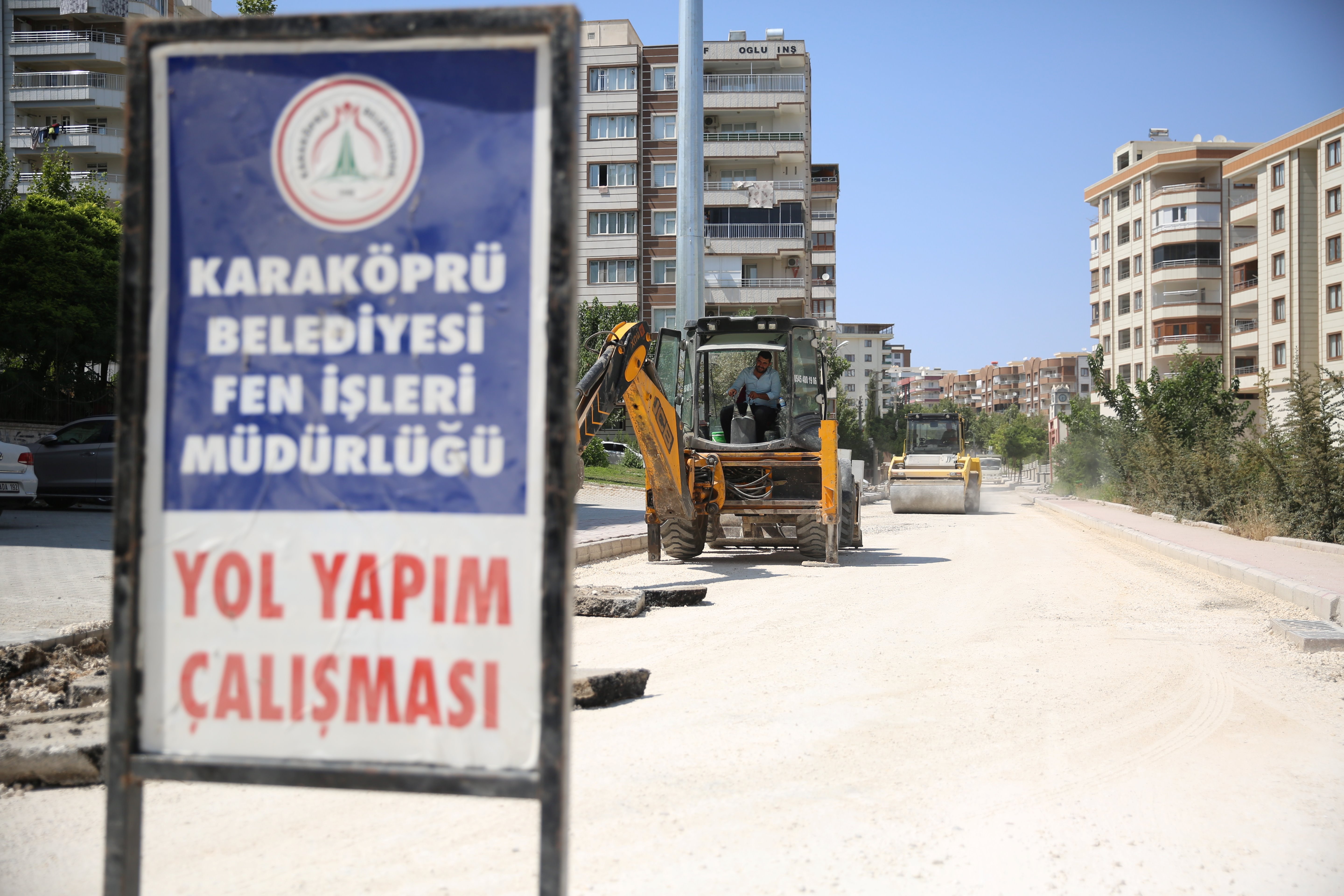 Akpiyar Mahallesinde yollar sıcak asfaltla yenileniyor;