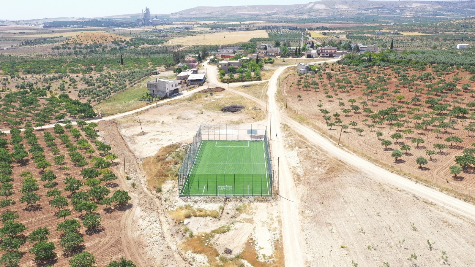 Karaköprü’ye bir sentetik çim saha daha;