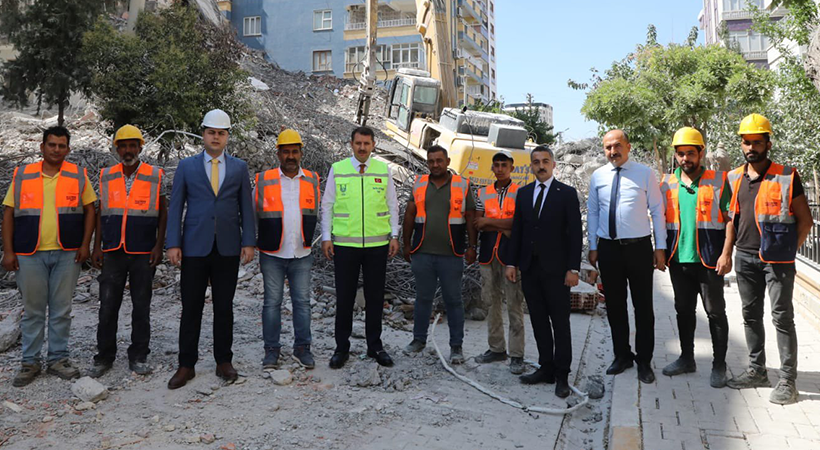 Vali Ayhan: Enkaz kaldırma ve yıkım işlemleri 2 ayda bitecek;
