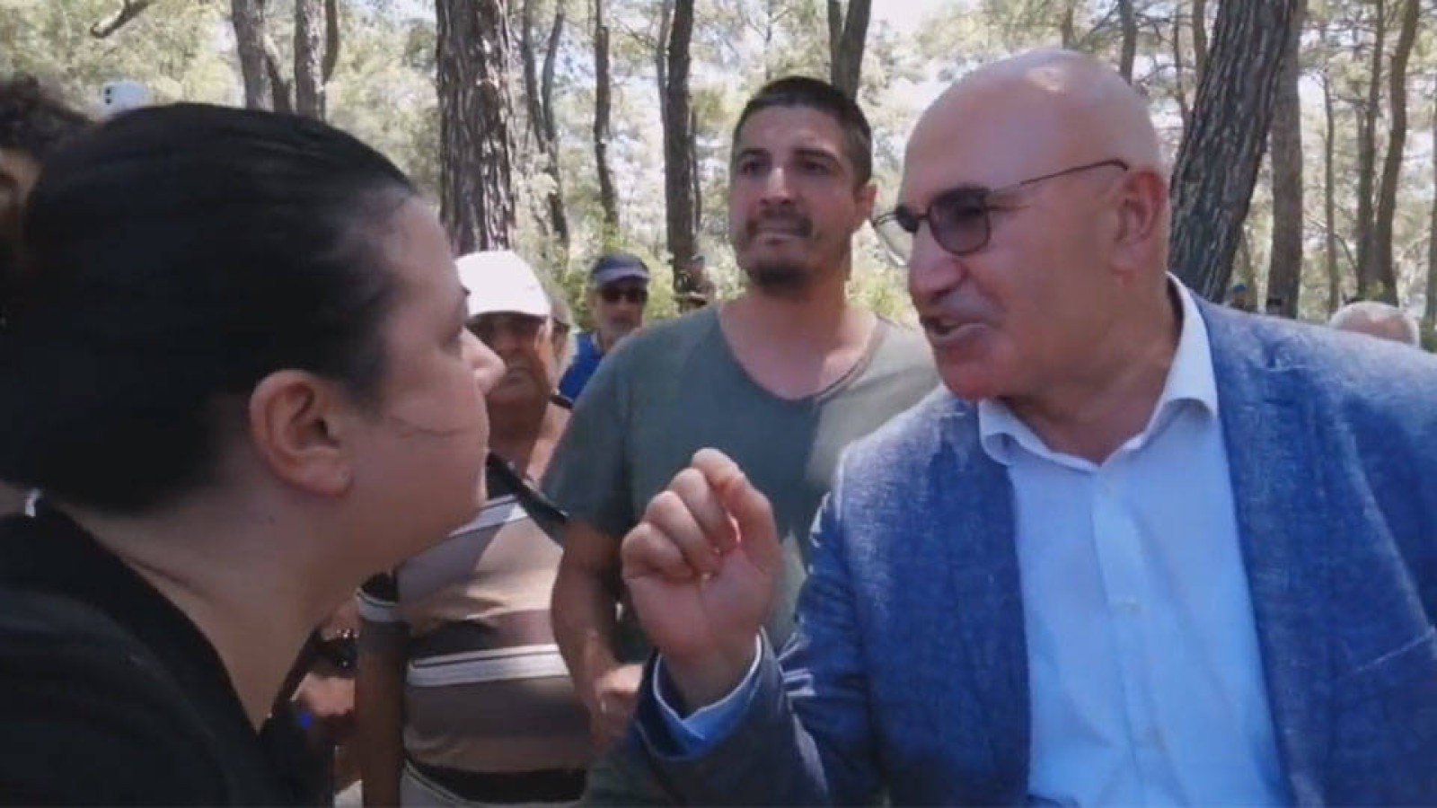 Urfa vekili Tanal desteğe gittiği eylemcilerin tepkisiyle karşılaştı;