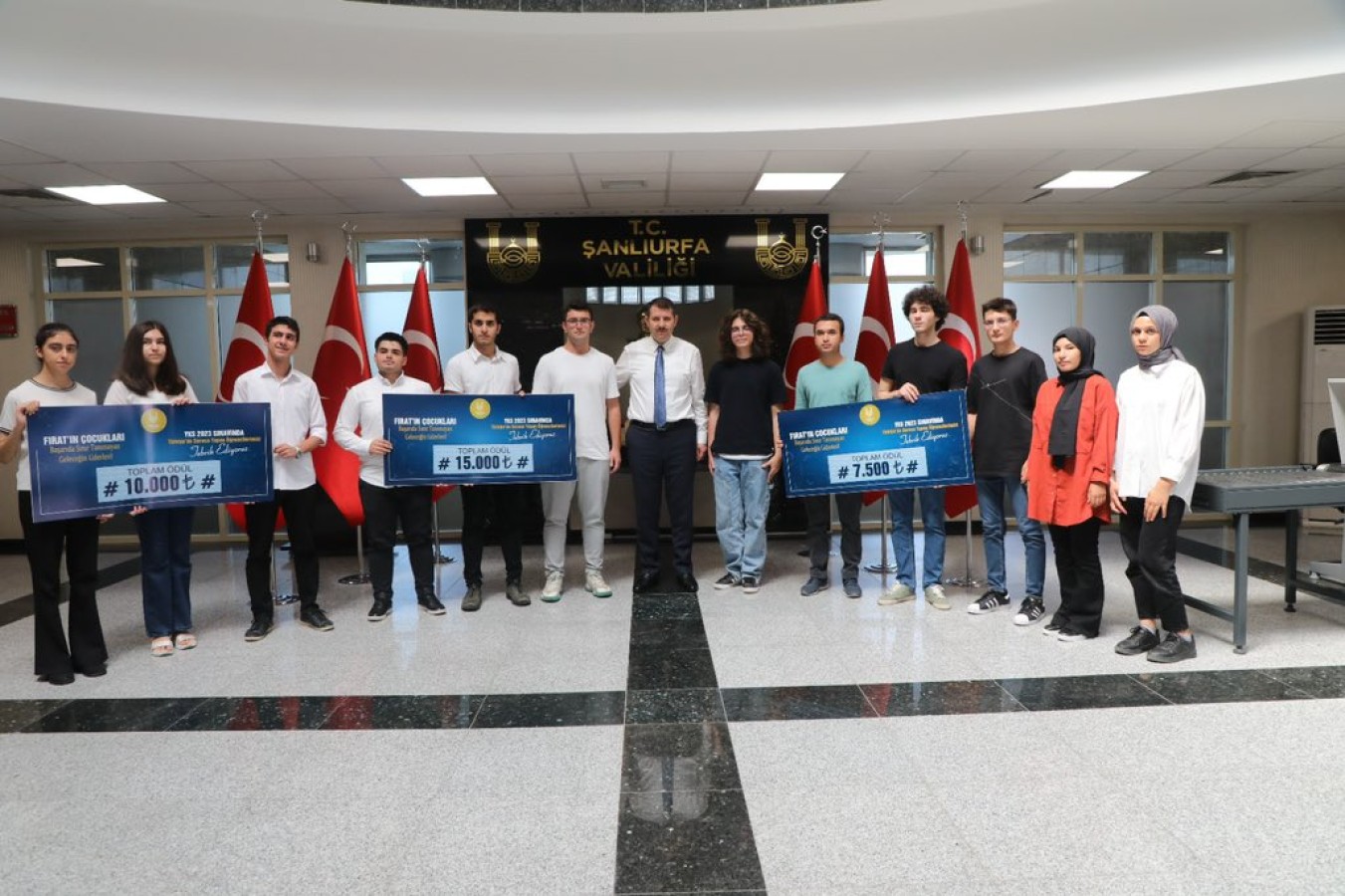 Vali Ayhan başarılı öğrencileri ödüllendirdi;