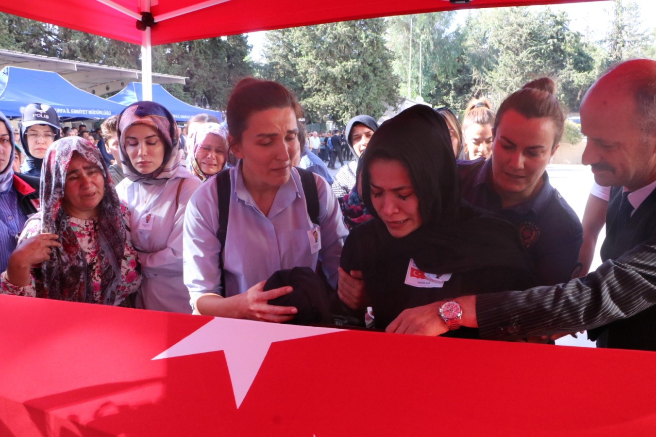 Urfa’da kazada şehit olan polisin cenazesi memleketine uğurlandı;