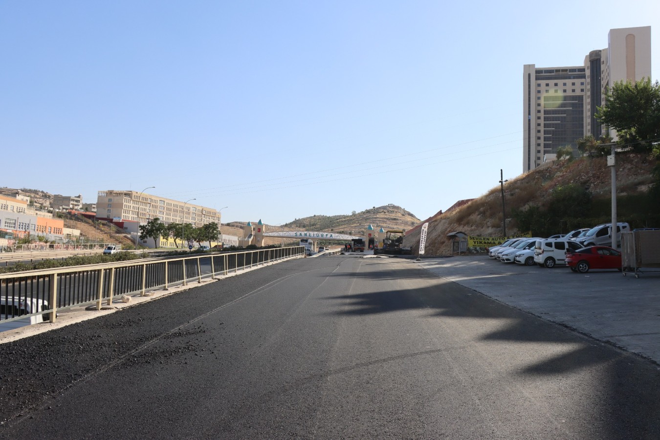 Bulvardaki yan yol sıcak asfaltla kaplandı;
