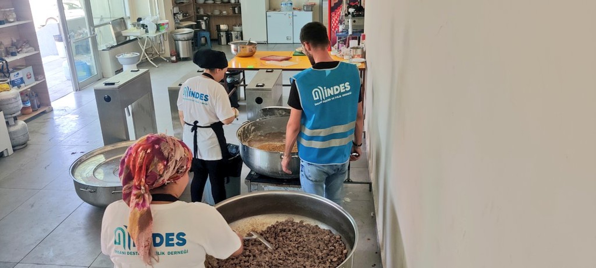 Hatay'da depremzelerin bu akşamki menüsü Urfa'dan!;