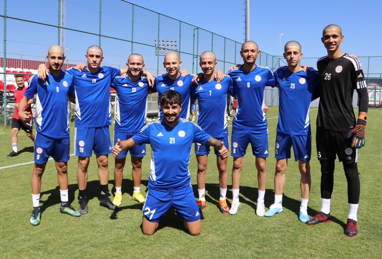 Deneyimli futbolcular gençlerin saçlarını sıfıra vurdu;