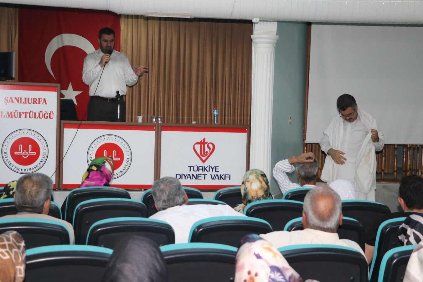 Urfa’da umrecilere seminer verildi;