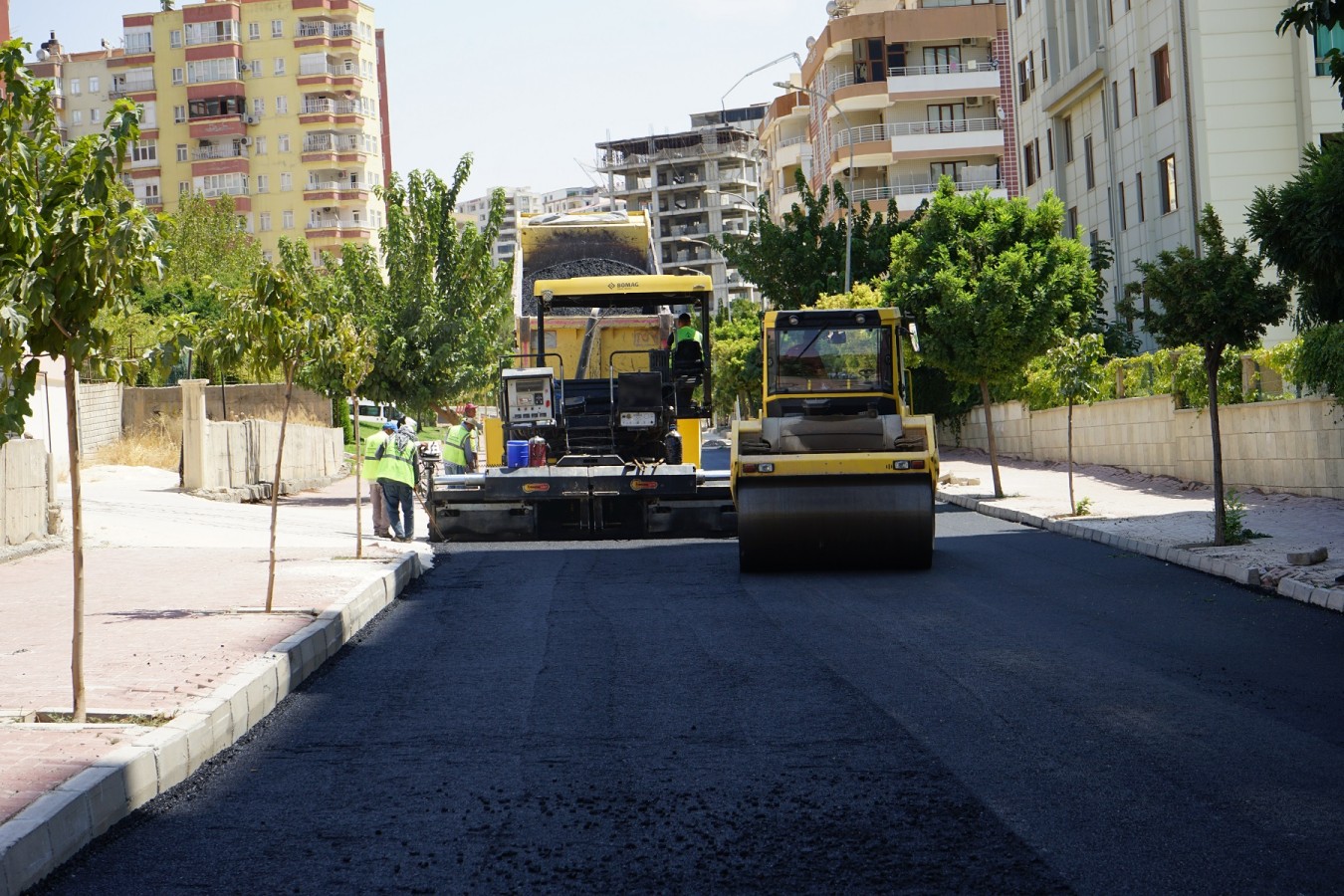 Doğukent Mahallesinde yeni yollar asfaltlanıyor;
