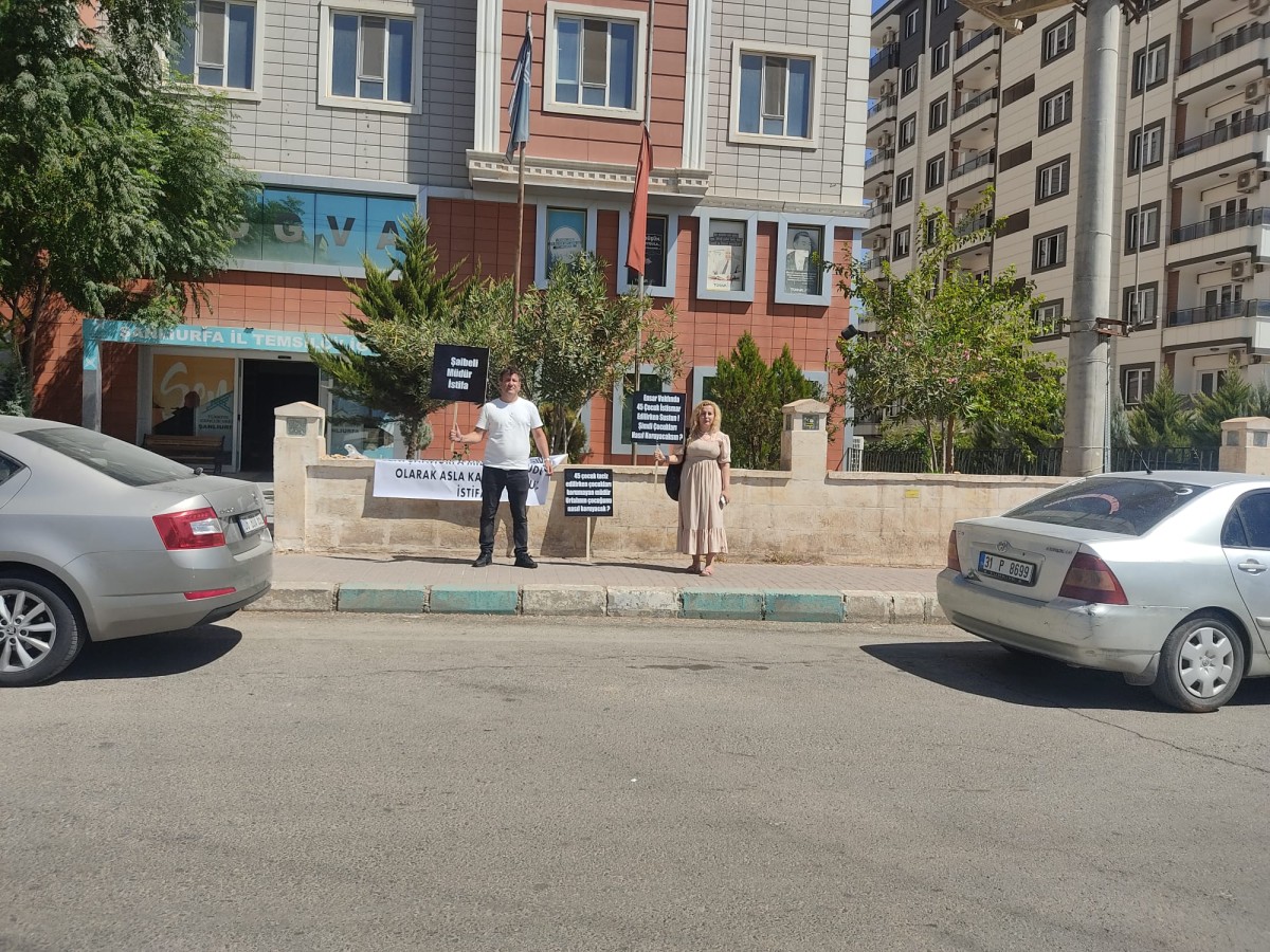 Urfa'da Bakan Yusuf Tekin’in toplantı yaptı bina önünde “şaibeli müdür” protestosu;