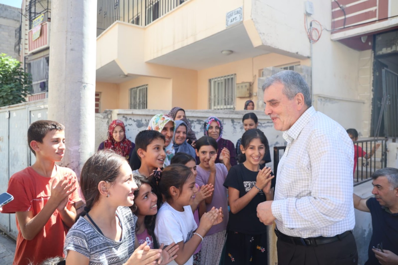 Başkan Beyazgül ev ziyaretlerine devam ediyor;