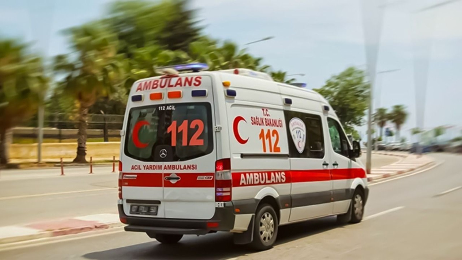 Gaziantep-Şanlıurfa kara yolunda kum yüklü tır devrildi: 1 ölü;