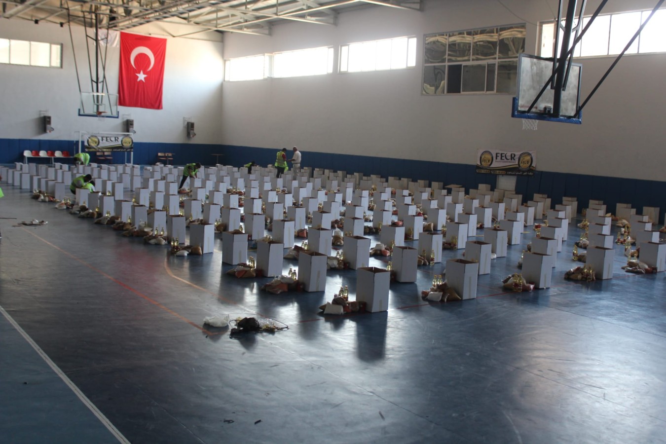 Akçakale'de 300 aileye gıda yardımı;