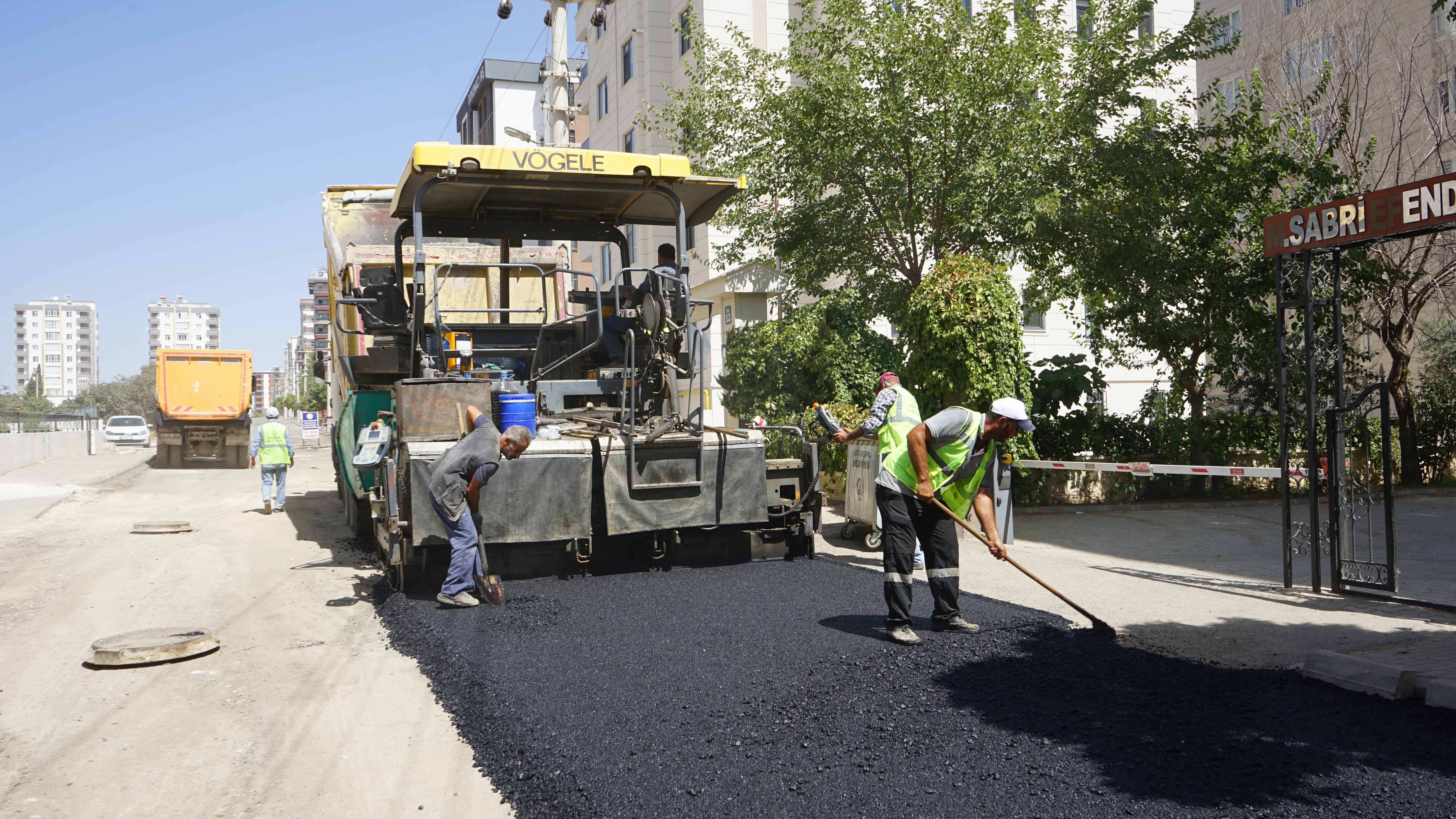 Karaköprü’de deforme yollar yenileniyor;