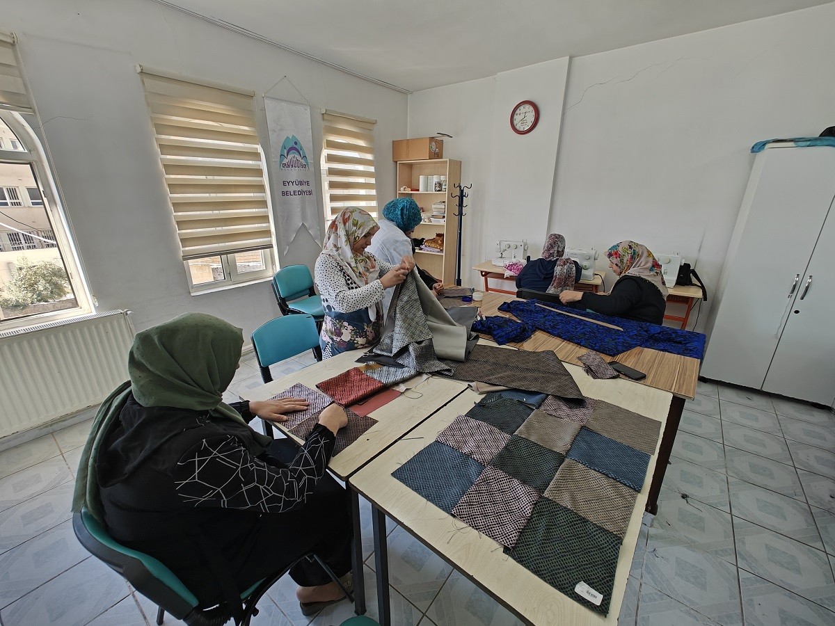 Eyyübiye Belediyesinin kadın destek merkezleri yüzlerce ailenin yüzünü güldürdü;