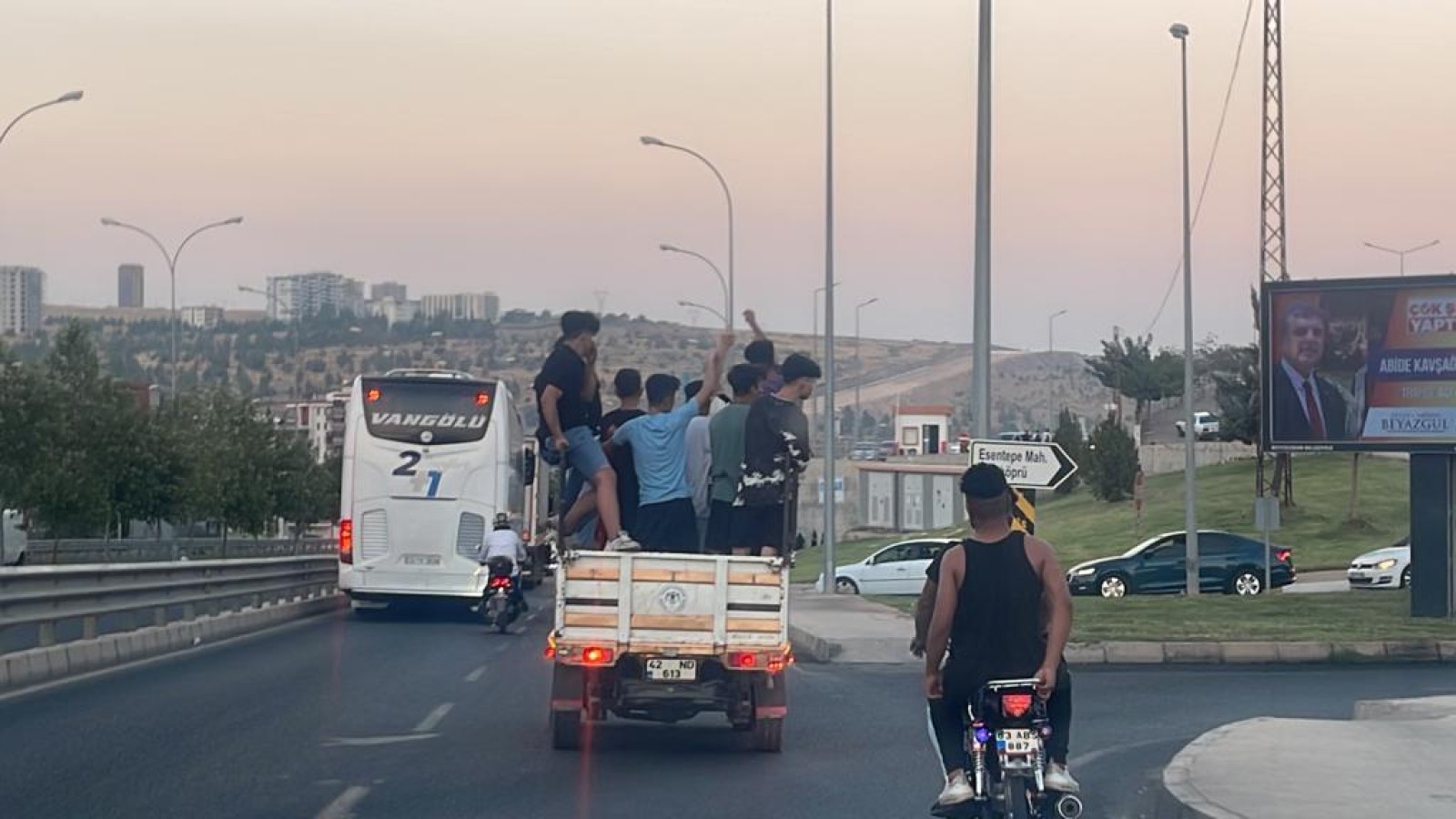 Tehlikeye aldırış etmediler:
Urfa’da kamyonet kasasında asker uğurlaması;