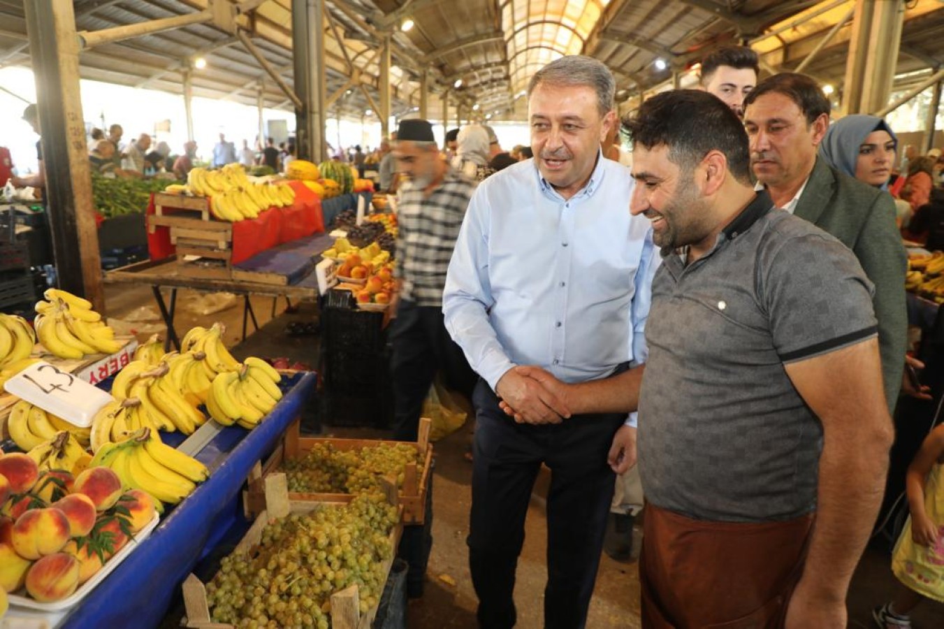 Urfa Valisi semt pazarında;