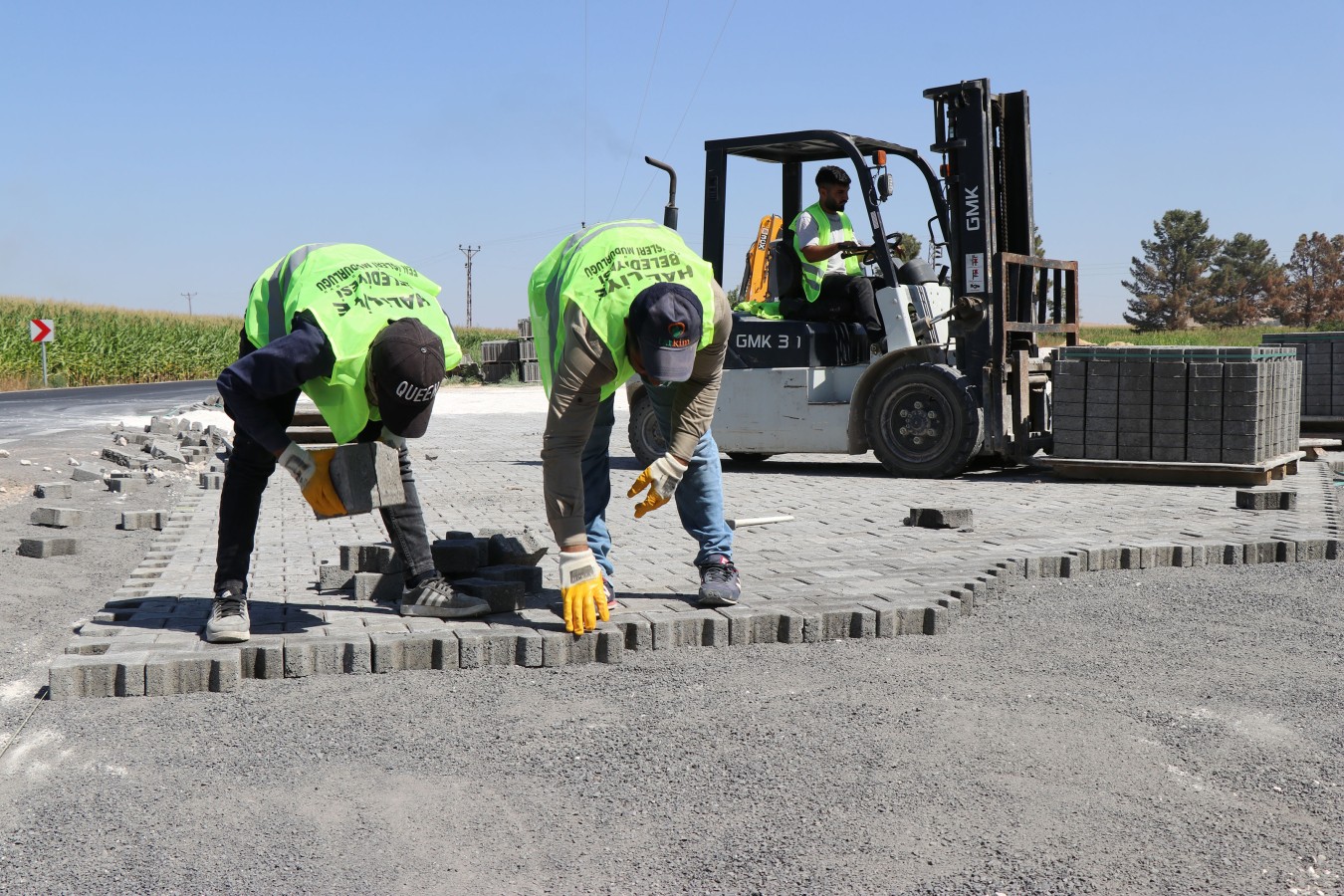 Haliliye’de kırsal mahallede kilitli beton parke döşeme çalışması;