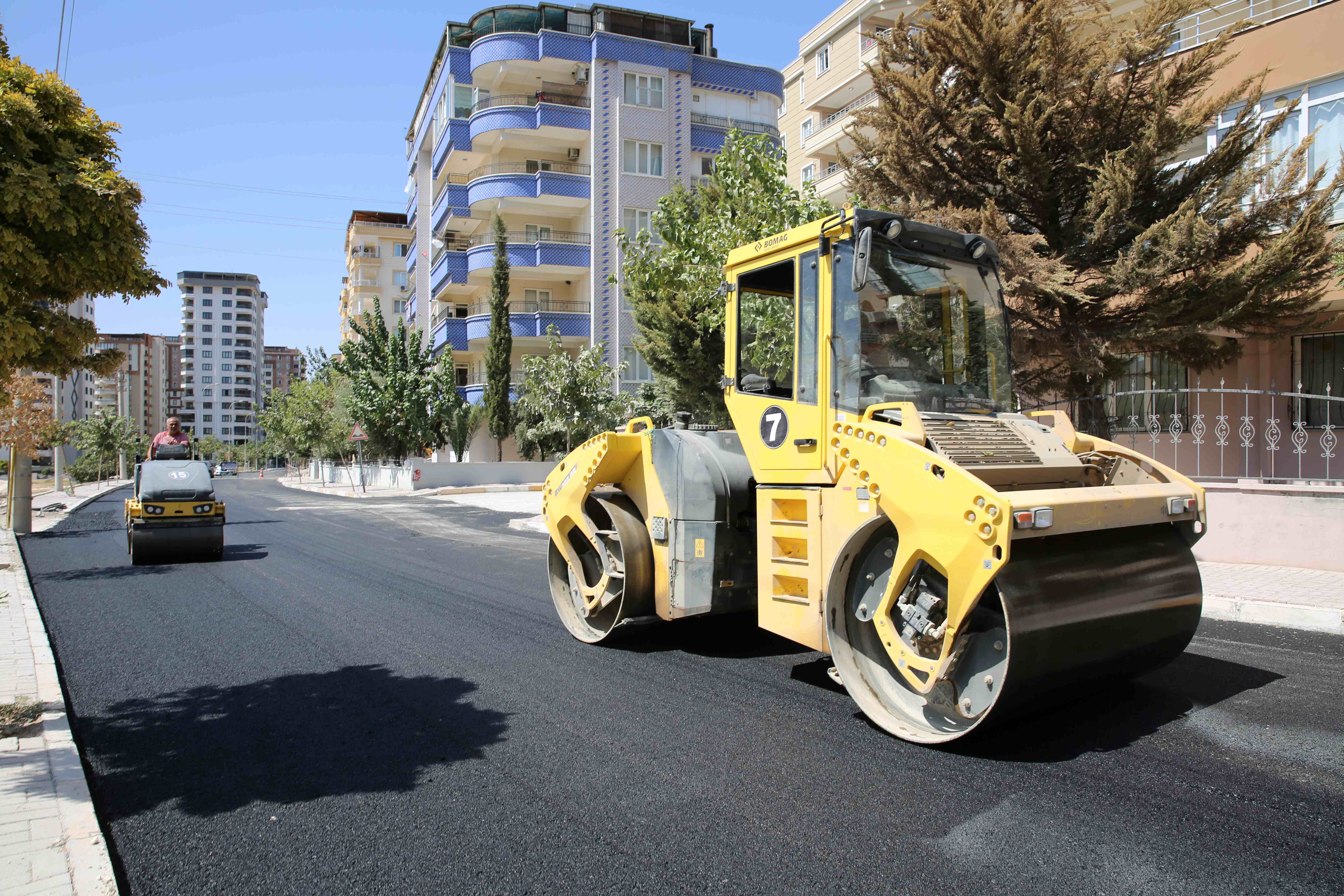 Şenevler’de deforme yollar yenileniyor;