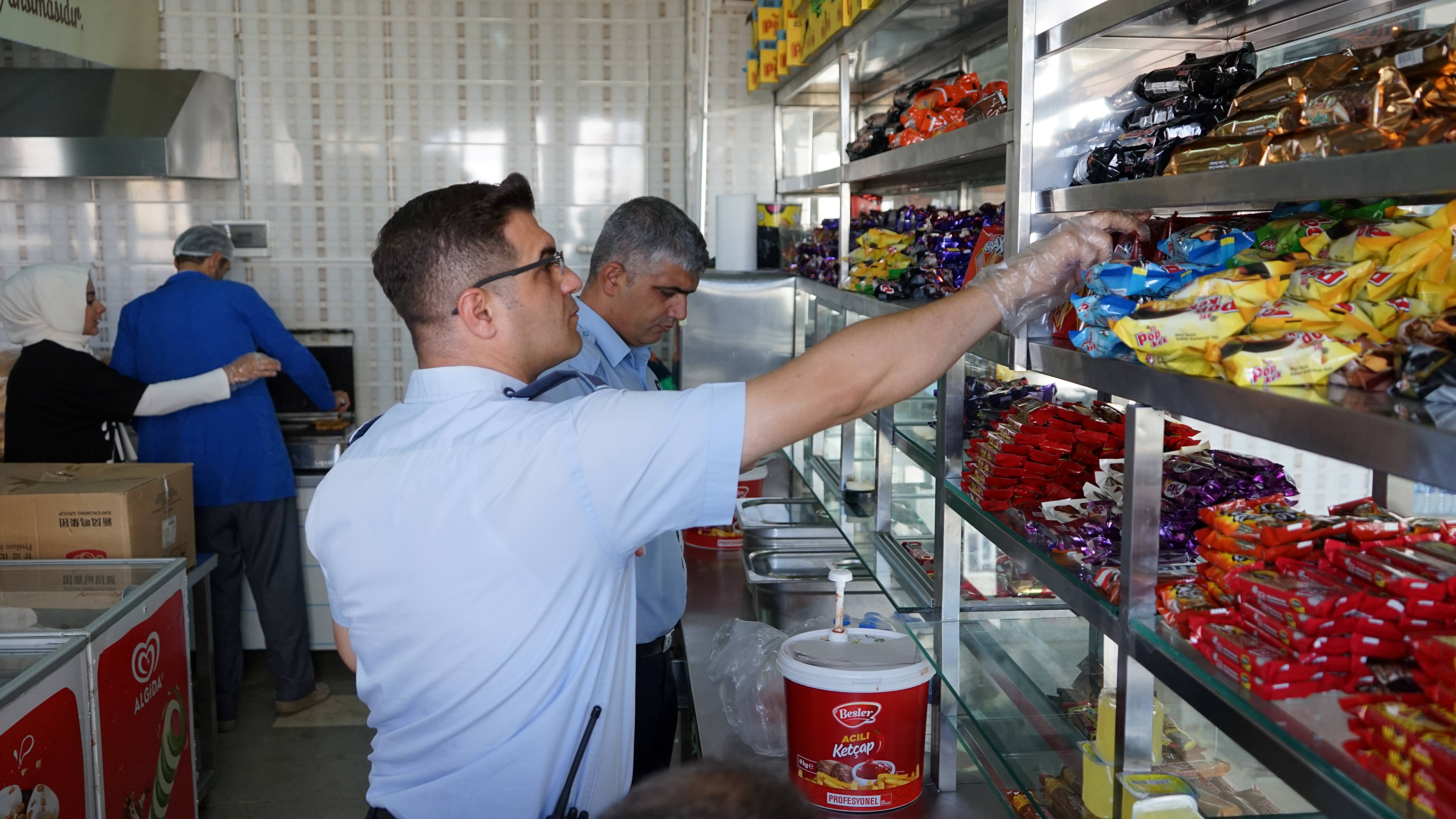 Karaköprü’de zabıtadan okul kantinlerine denetim;