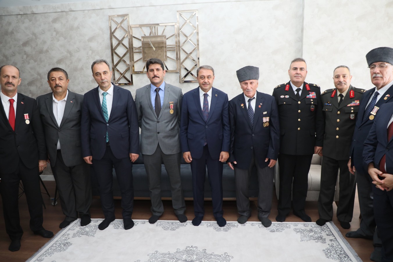 Vali Şıldak gazileri evinde ziyaret etti;