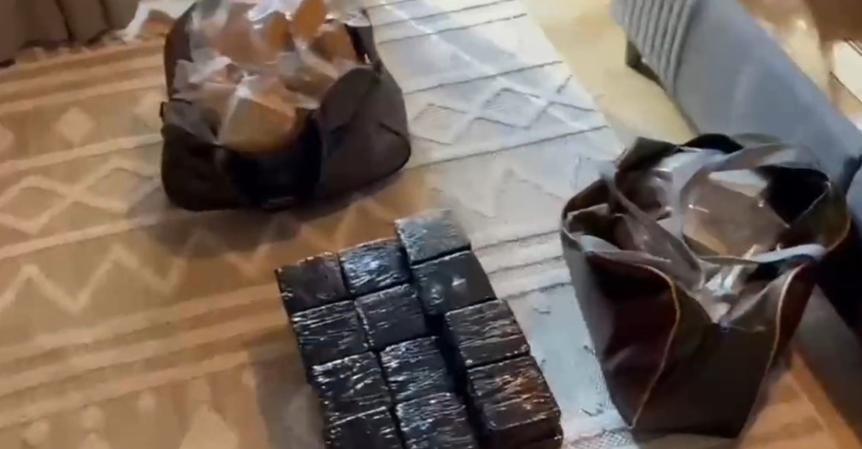 Bakan Yerlikaya açıkladı
Urfa’da zehir tacirlerine gözaltı;