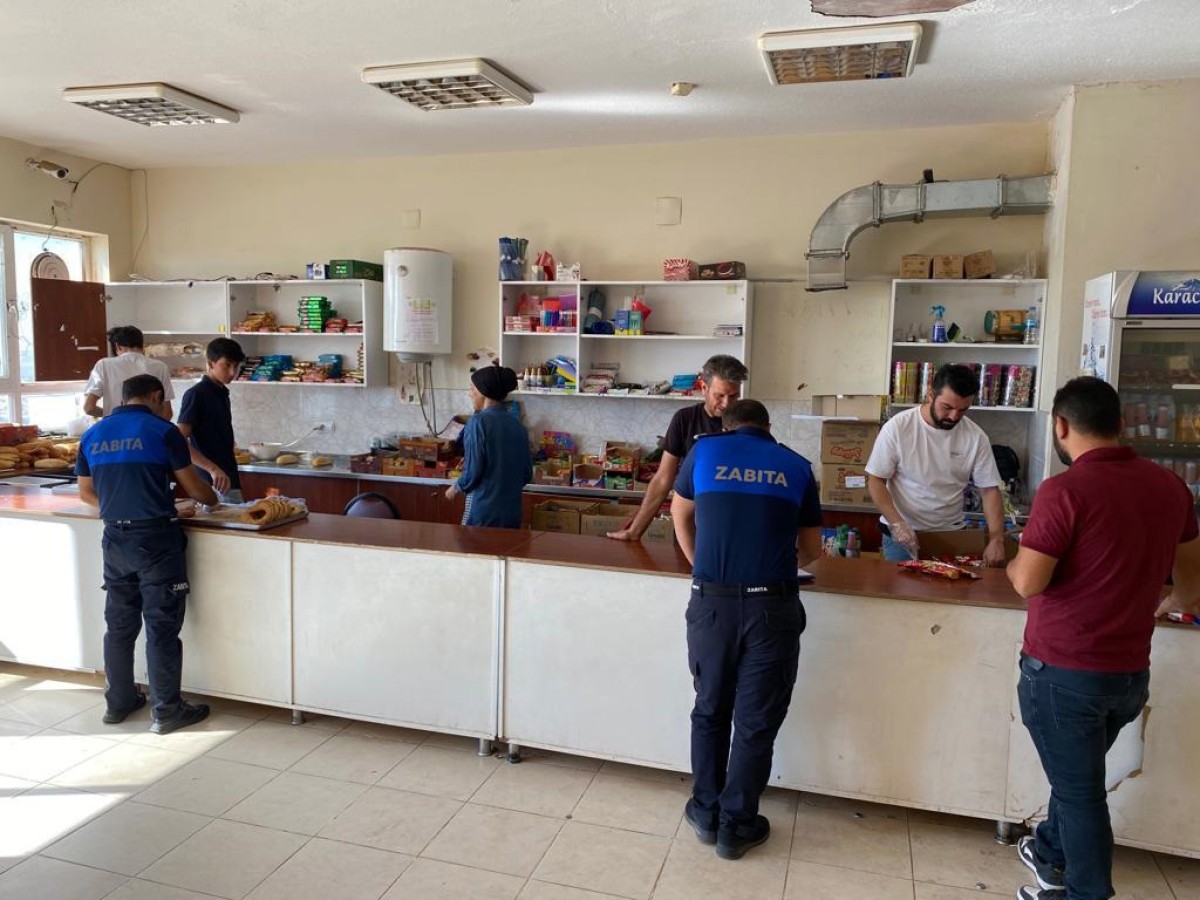 Siverek’te zabıta ekipleri okul kantinlerinden denetim yaptı;