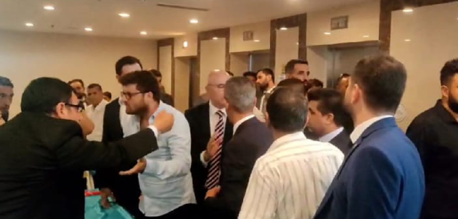 Şanlıurfa'da CHP'de sular durulmuyor! Kılıçdaroğlu da olaylı karşılandı;