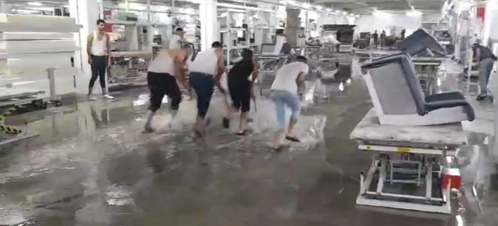 Urfa'da aniden bastıran sağanak hayatı olumsuz etkiledi;
