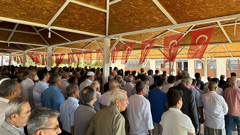 Başkan Coşkun annesini toprağa verdi!;