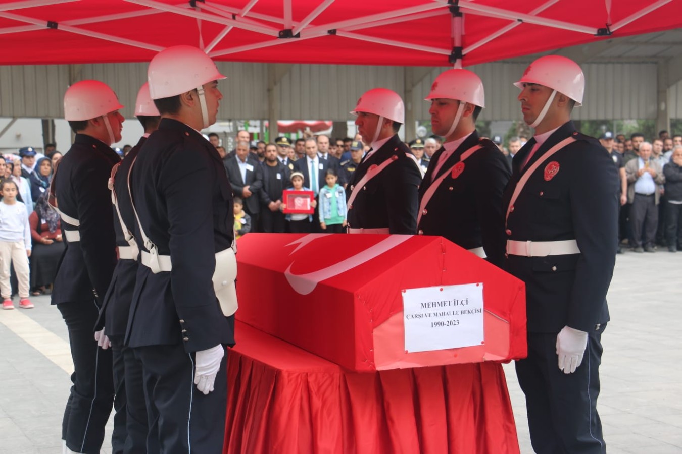 Kansere yenik düşen Urfa emniyetinde görevli bekçi için tören;