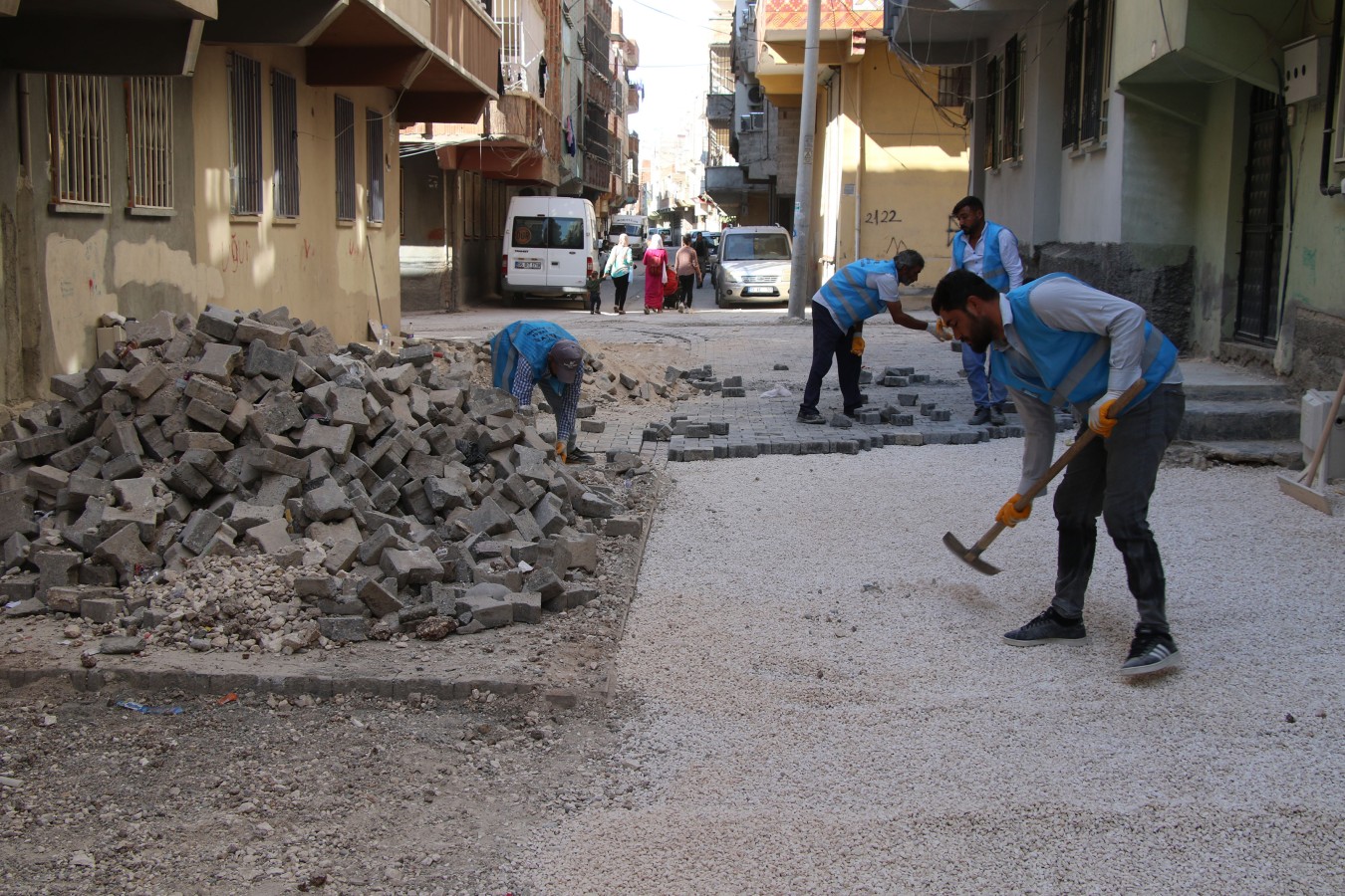 Devteyşti Mahallesinde yollar onarılıyor;