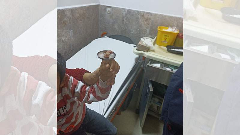 Parmağına sac sıkışan çocuk itfaiye sayesinde kurtuldu!;