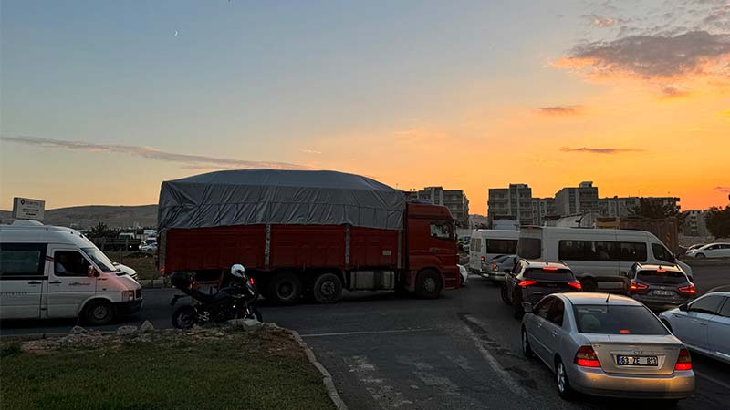 Urfa'daki kavşakta trafik çilesi! Sinyalizasyon bile yok...;