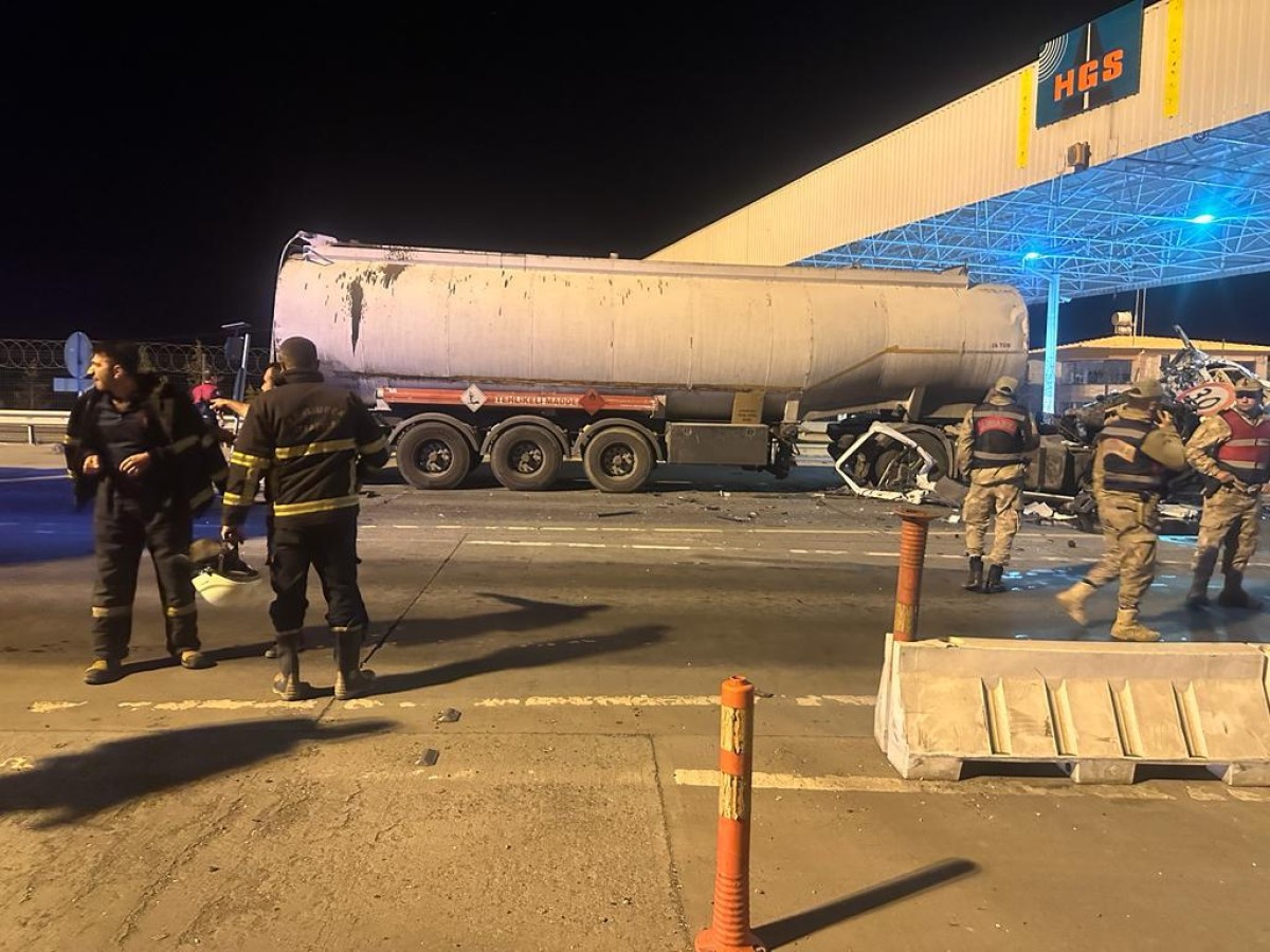 Urfa’da akaryakıt yüklü tanker gişelere daldı;