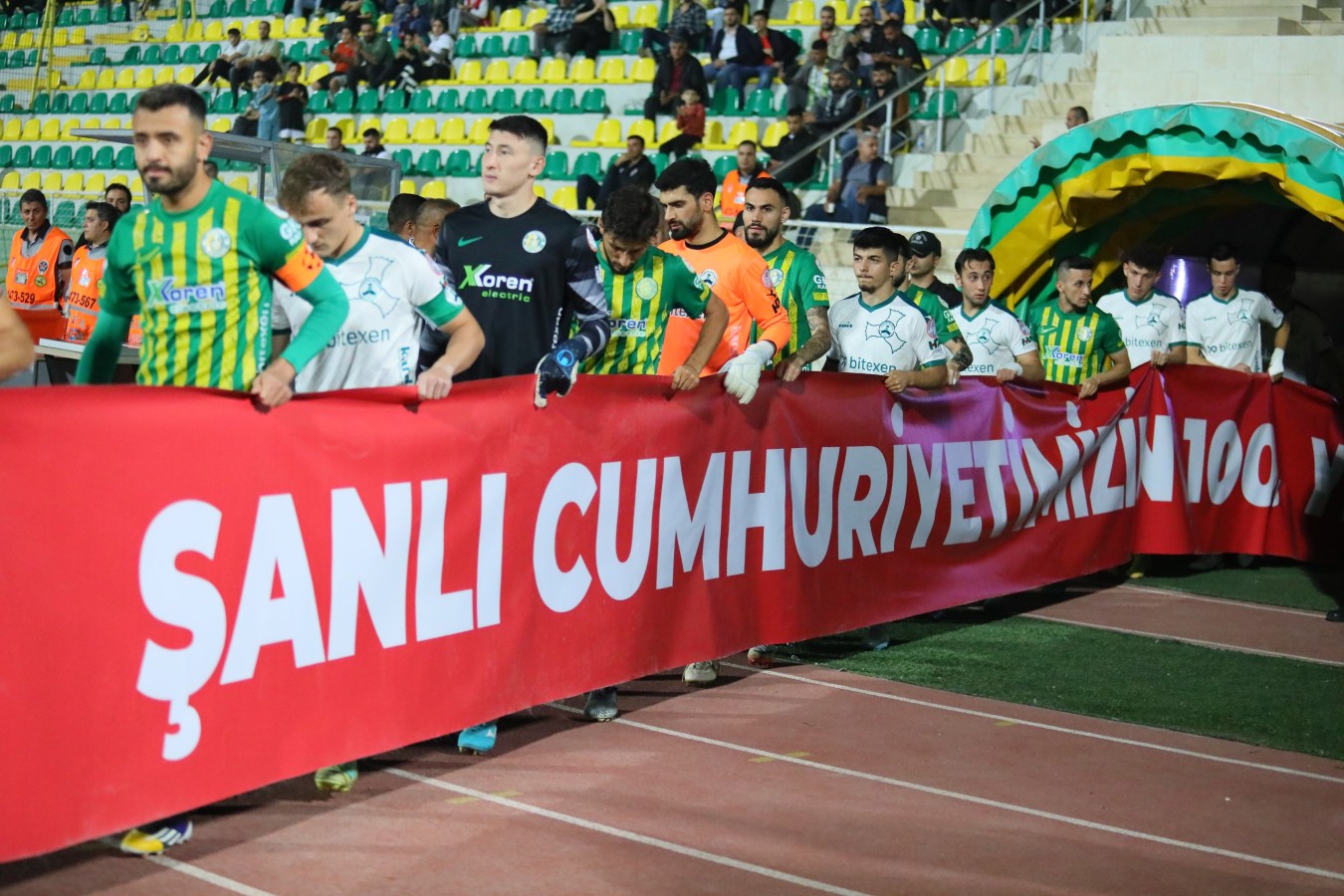 Şanlıurfaspor'dan "Şanlı Cumhuriyet" pankartı;