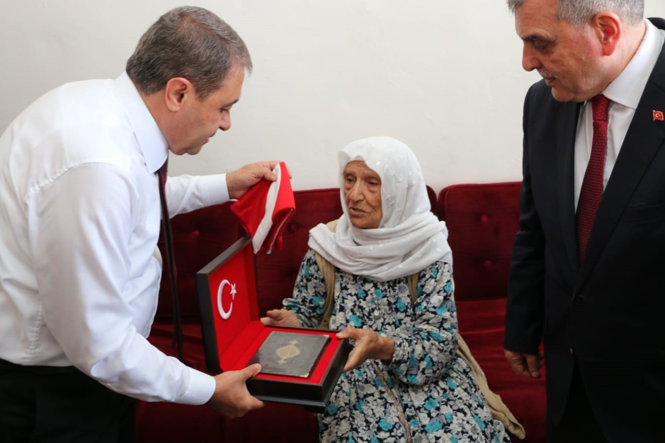 Vali Şıldak’tan Cumhuriyet Ana’ya ziyaret;