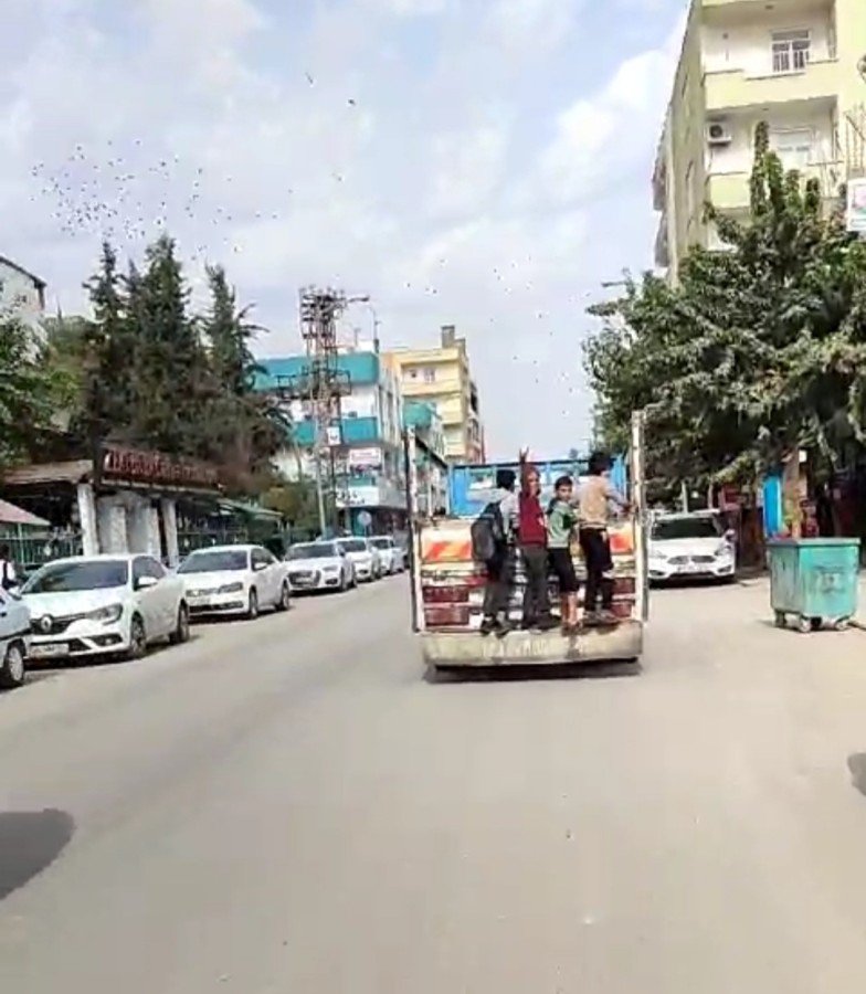 Akçakale'de öğrencilerin tehlikeli yolculuğu;