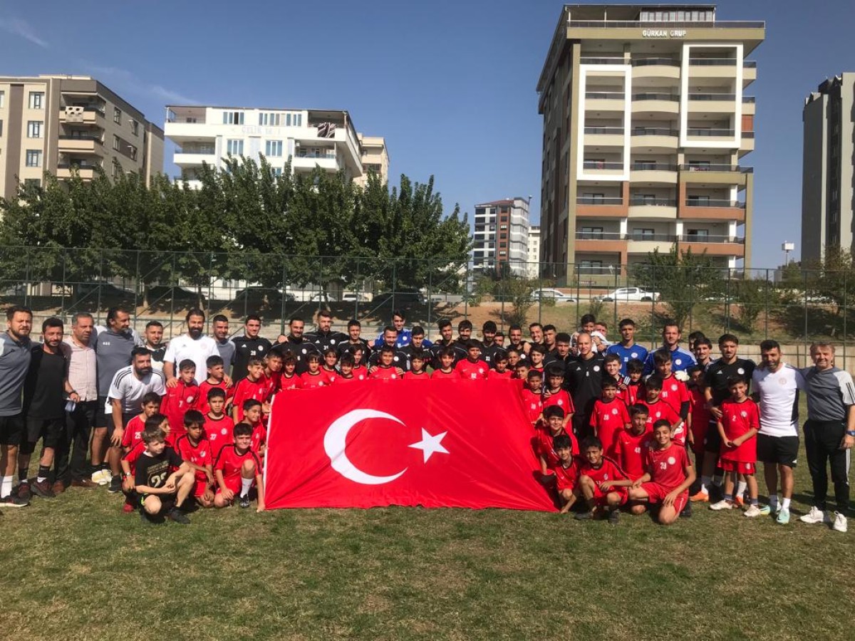 Karaköprü Belediyespor'dan miniklere Cumhuriyet sürprizi;