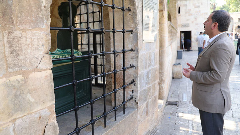 Başkan Baydilli'den Şazeli Ali Dede'nin kabrine ziyaret;