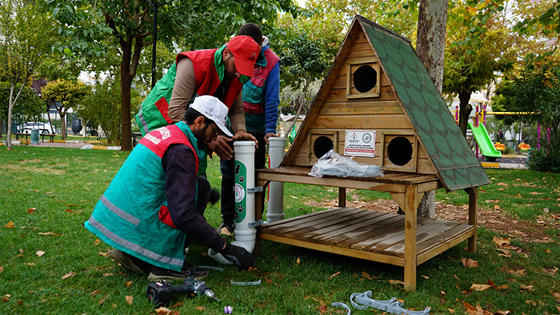Karaköprü'de parklara kedi evleri yerleştiriliyor;