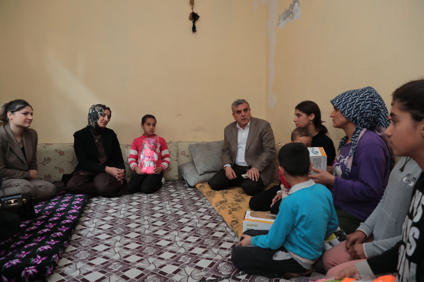 Başkan Beyazgül ve Başkan Çakmak’tan ev ziyaretleri;