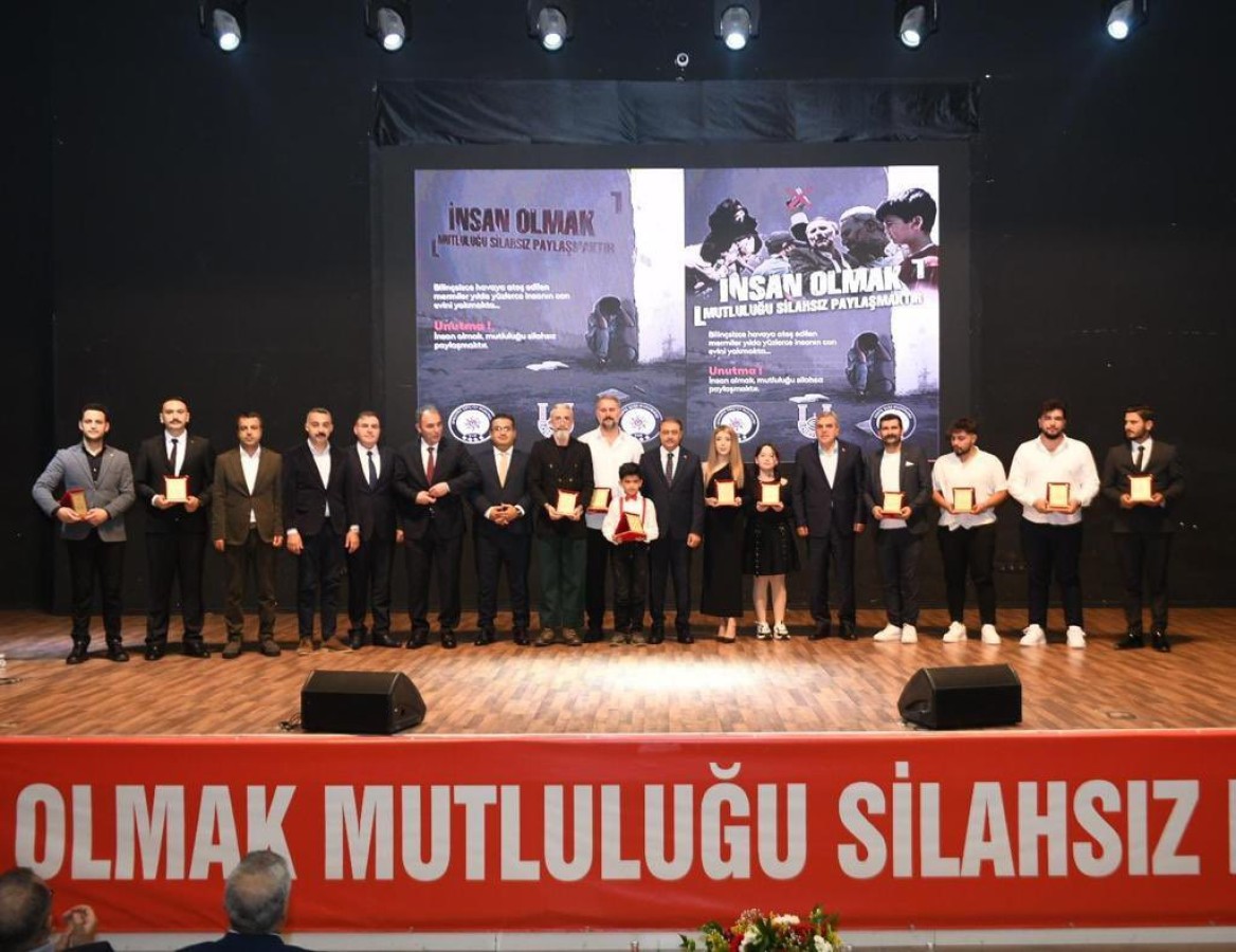 Urfa’da 'İnsan olmak, mutluluğu silahsız paylaşmaktır' filminin galasına yoğun ilgi;