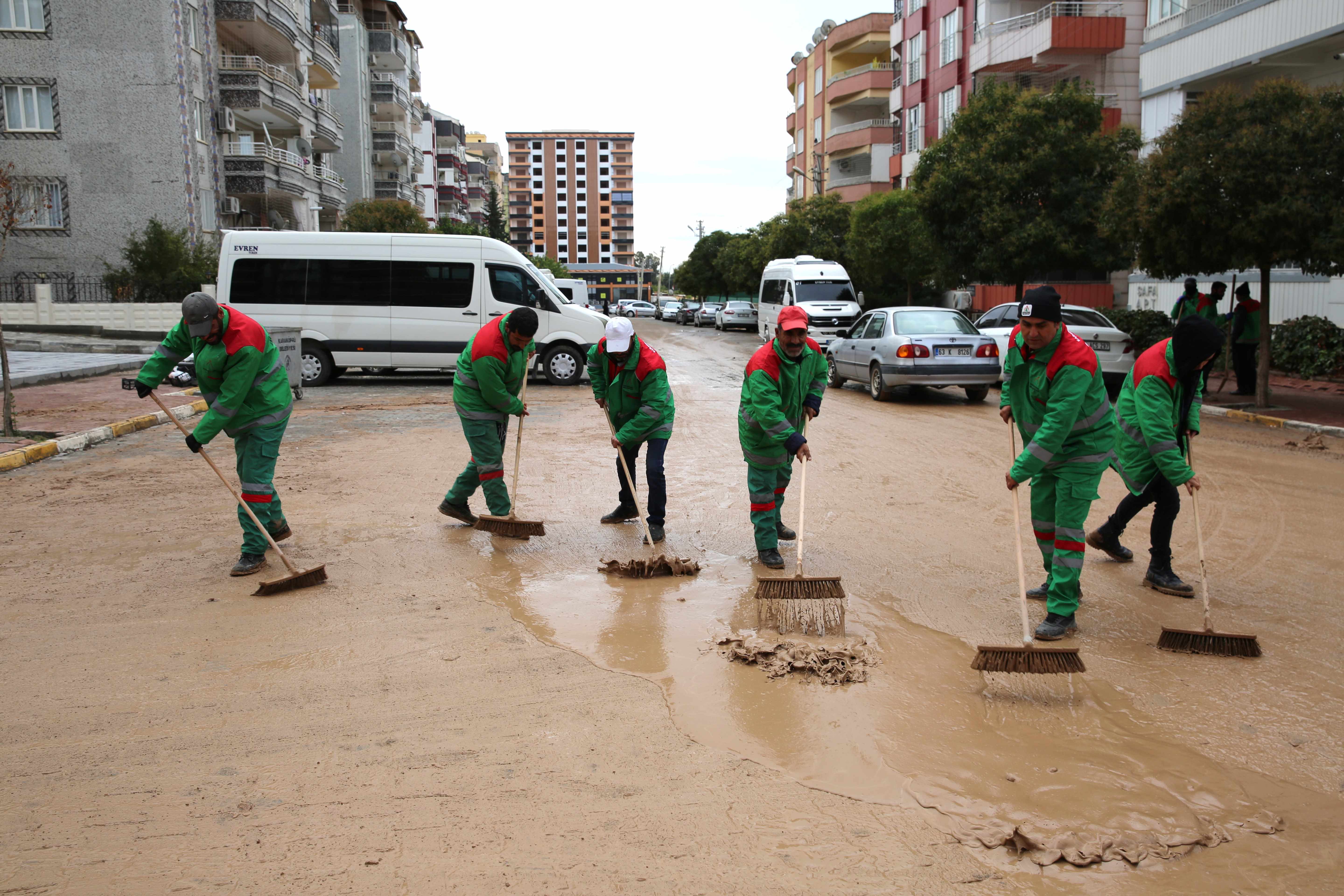 Karaköprü'de yağış sonrası çamurlu yollar temizleniyor;