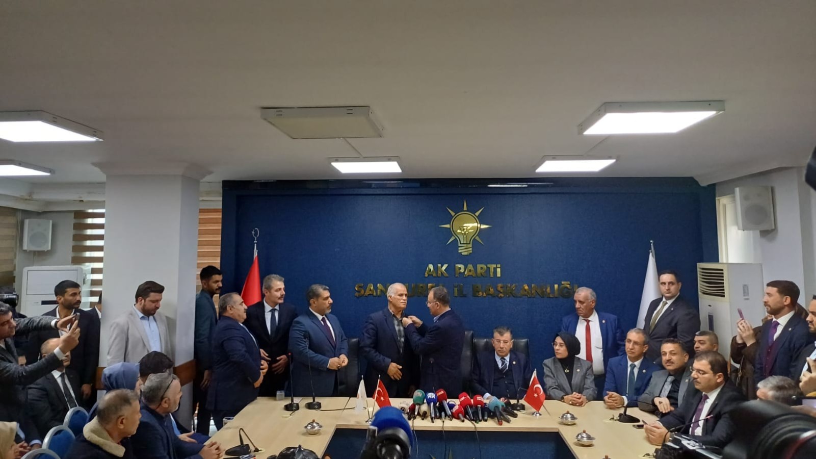 Urfa'da AK Parti'ye geçen isimlere rozetlerini Bekir Bozdağ taktı!;