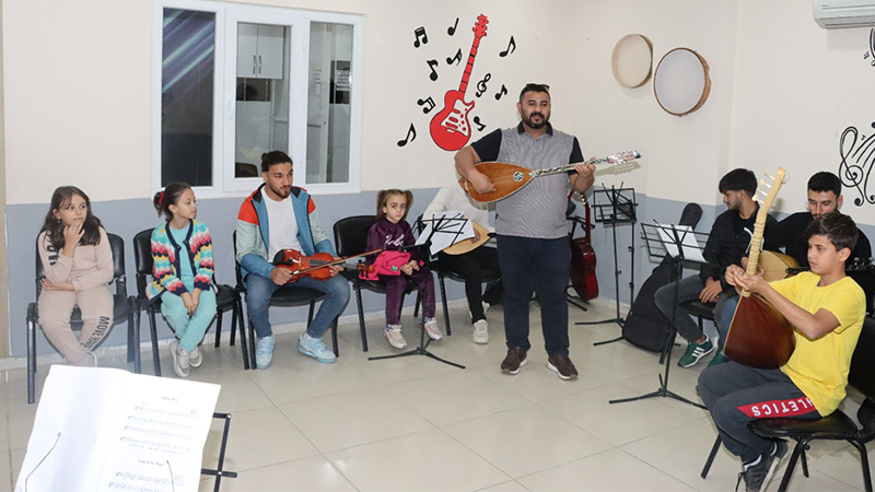 Gençlik merkezlerinde gençler, hem ders çalışıp hem sanat öğreniyor;