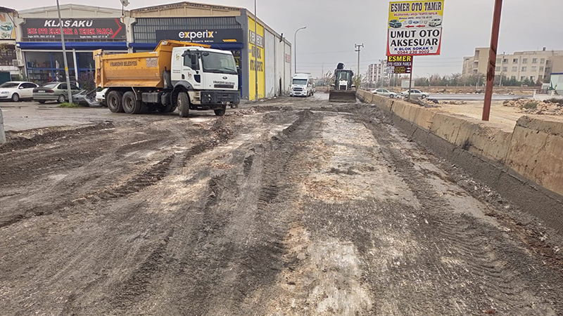 Viranşehir Belediyesi Yeni Sanayi Sitesinde çalışma yürütüyor;