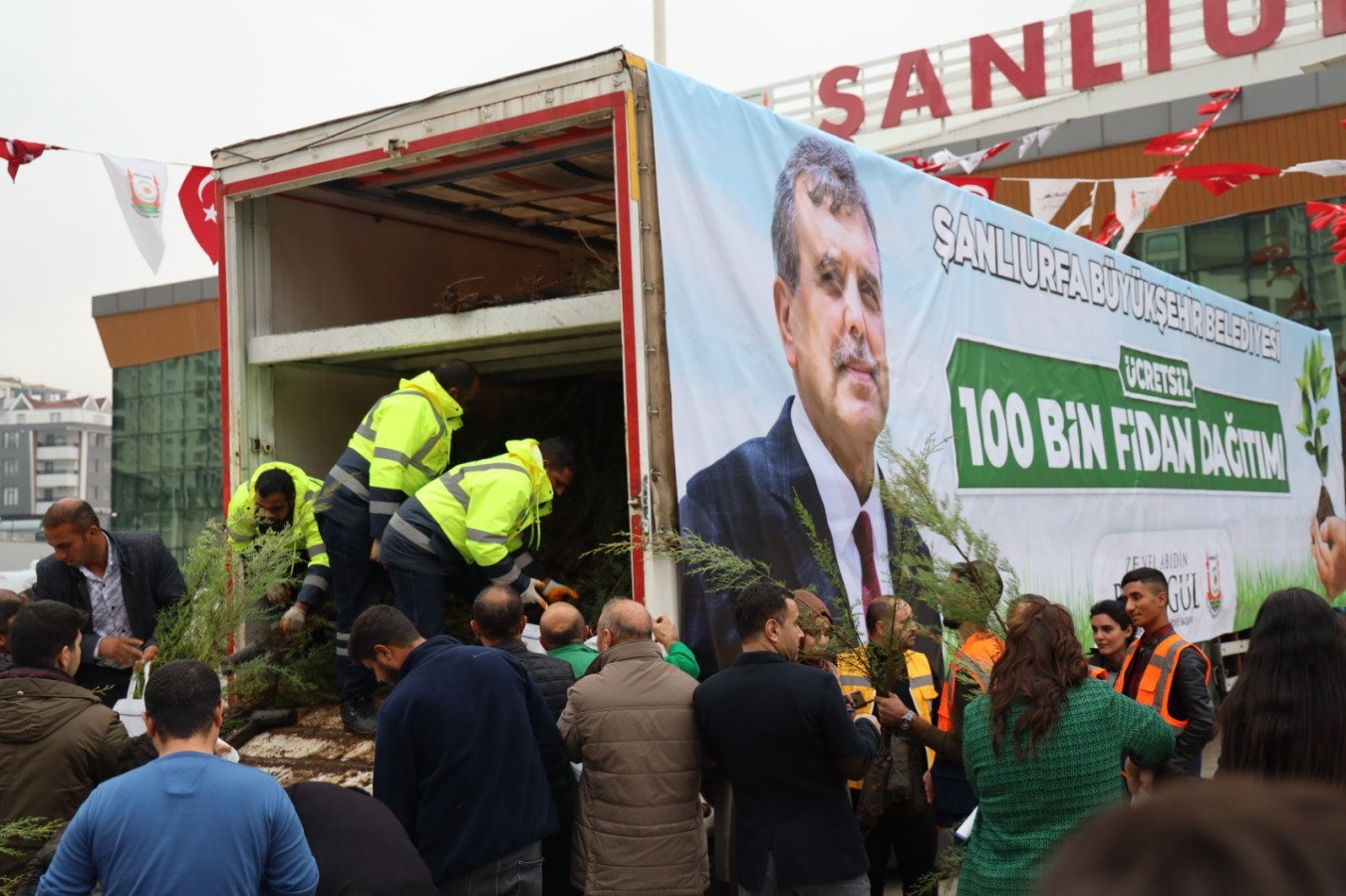 Tarım fuarında 100 bin fidan dağıtıldı;
