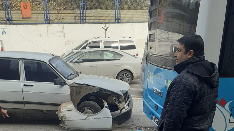 Toros belediye otobüsüne arkadan çarptı;